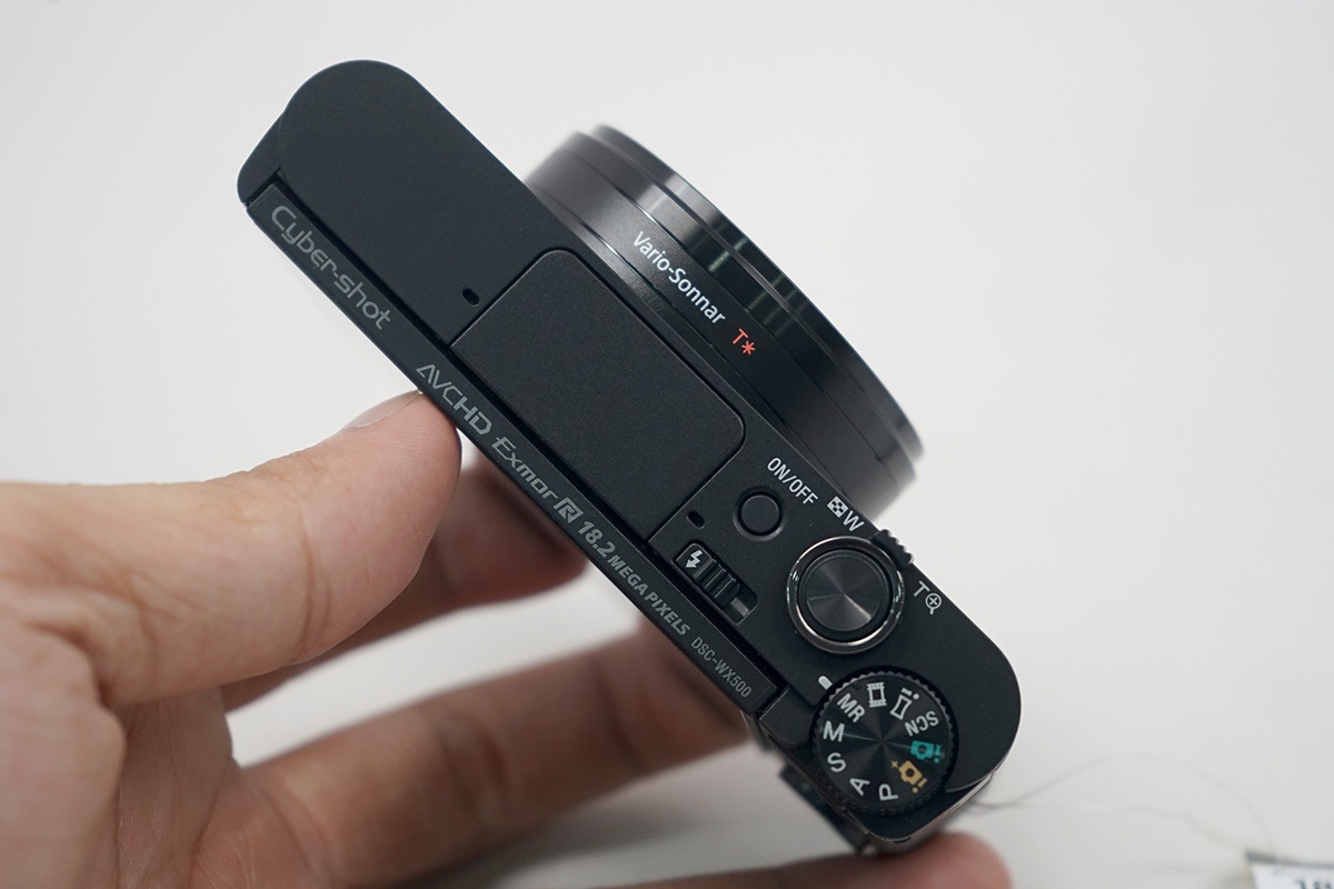 Cạnh trên của máy tích hợp phóm nguồn, điều chỉnh tiêu cự, zoom và bánh xe chọn chế độ