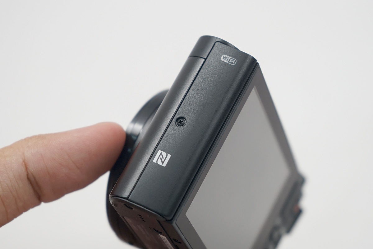 Cạnh trái với NCF và biểu tượng Wi-Fi