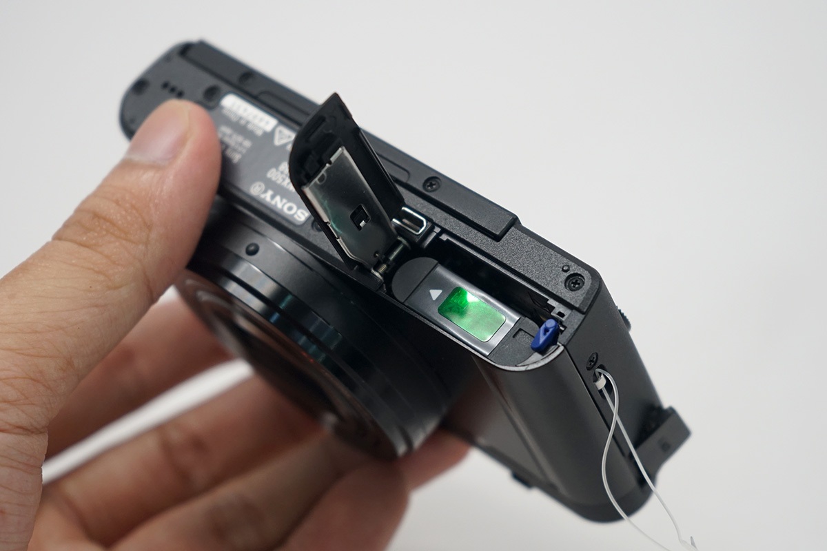 Cạnh dưới là nơi đặt của Pin.