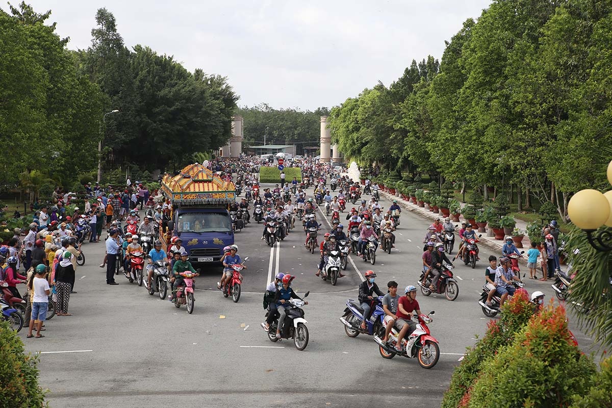 Dòng người từ khắp nơi đến thắp nén nhang tiễn biệt gia đình ông 