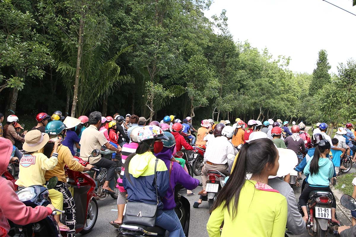 6 chiếc linh cữu trong 1 đại tang - 5 Dòng người từ khắp nơi đến thắp nén nhang tiễn biệt gia đình ông