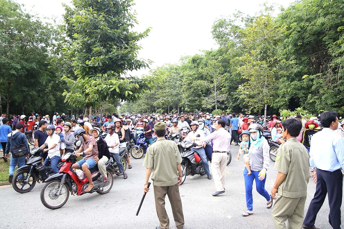 Dòng người từ khắp nơi đến thắp nén nhang tiễn biệt gia đình ông 