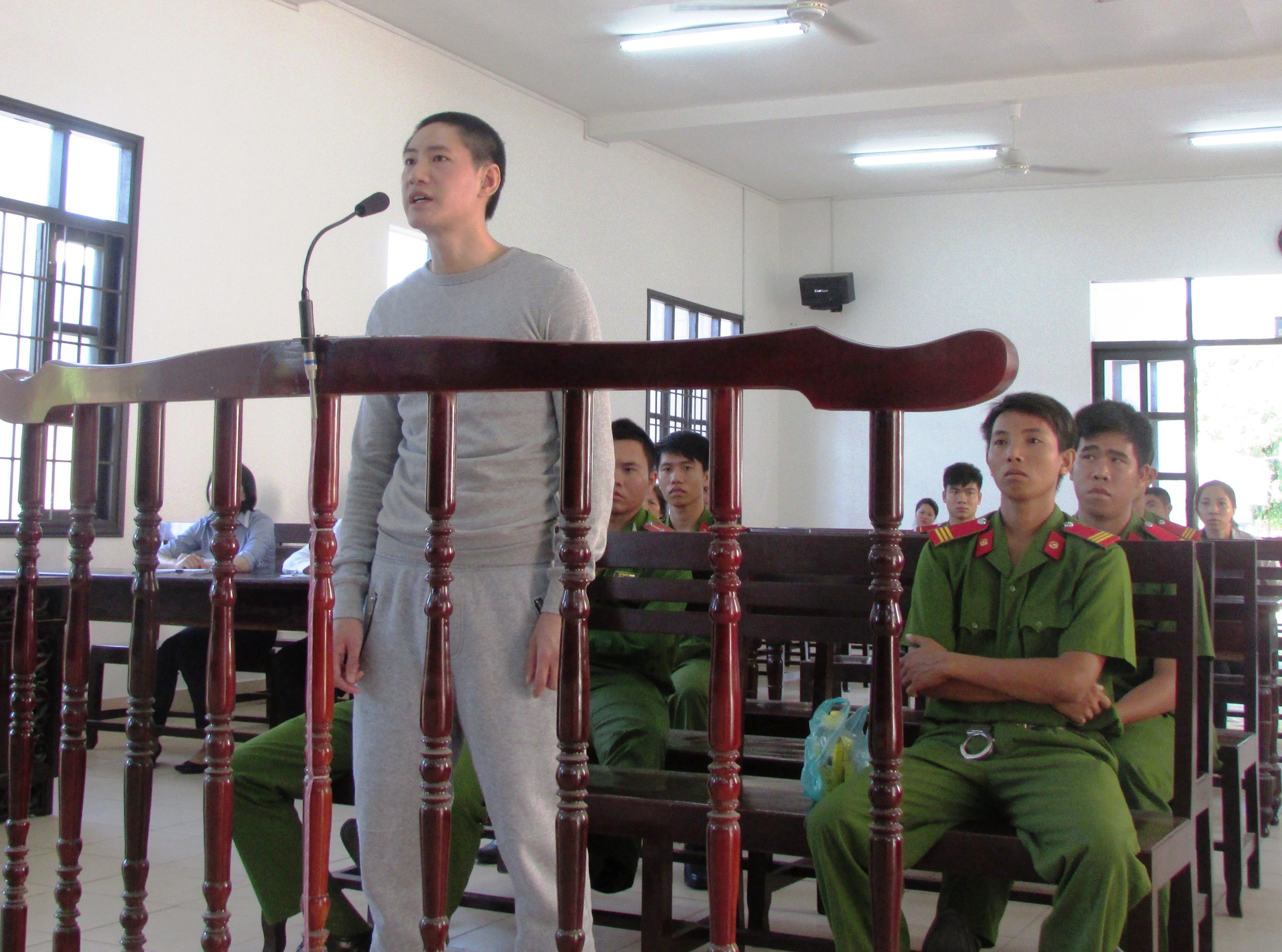 Nicolas Nguyễn đang trả lời thẩm vấn công khai trước tòa.