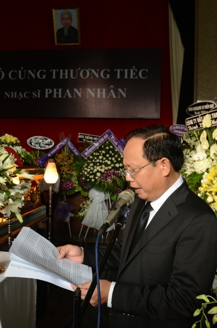 Bạn bè tiễn đưa nhạc sĩ Phan Nhân về nơi an nghỉ cuối cùng - 2 Ông Tất Thành Cang, Phó chủ tịch UBNDTPHCM đọc điếu văn tiễn biệt người nhạc sĩ tài hoa