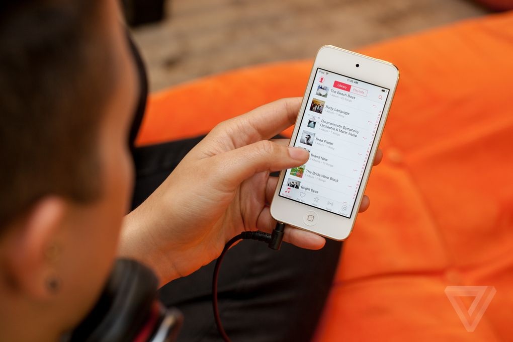 Cận cảnh máy nghe nhạc iPod touch thế hệ mới - 14 Máy khởi chạy iOS 8.4 với ứng dụng Apple Music.