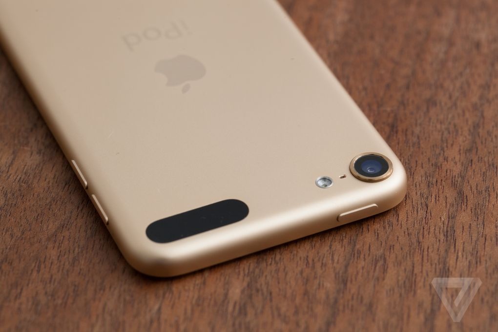 Cận cảnh máy nghe nhạc iPod touch thế hệ mới - 4 Cạnh trên là nút nguồn