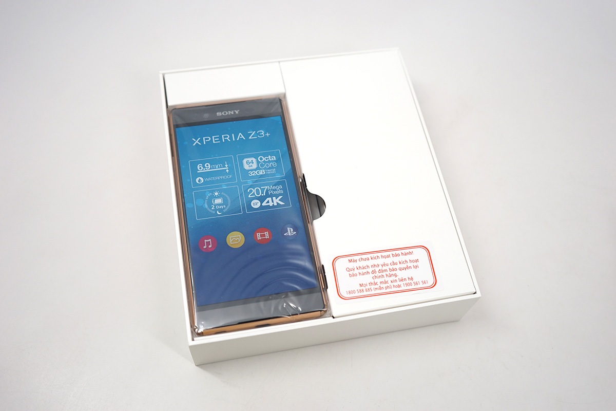 Hộp đựng máy không có khác biệt so với Xperia Z3