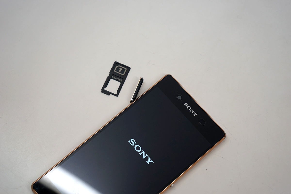 Cận cảnh khe SIM và thẻ nhớ