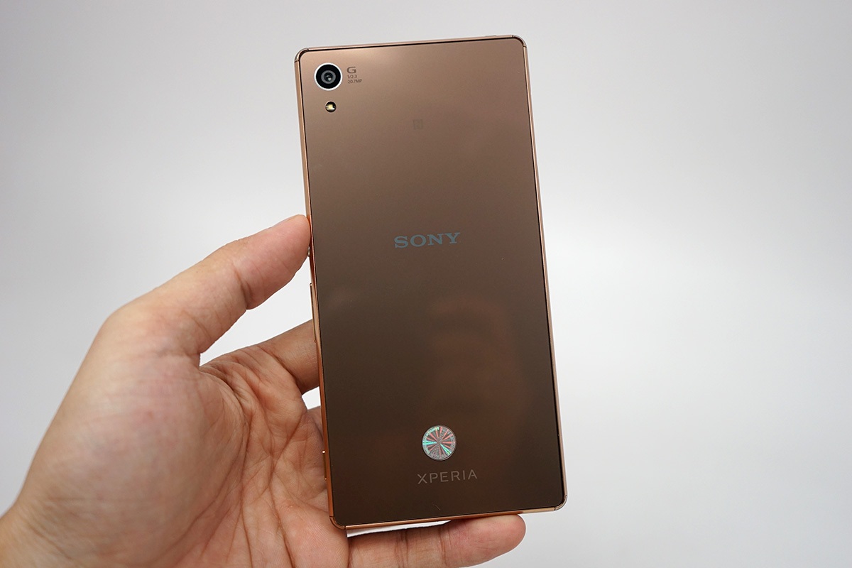 Mặt sau của máy với camera chính 20,7 MP