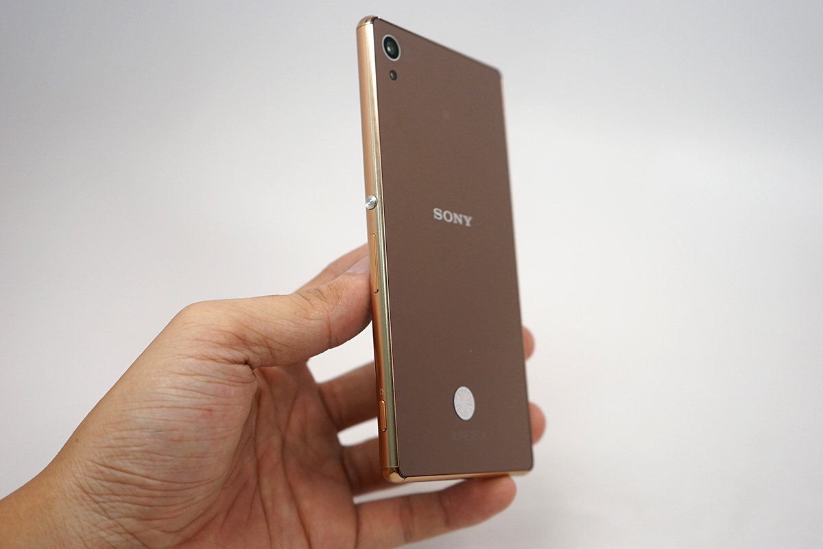 Cạnh phải là nút nguồn, âm lượng và nút camera