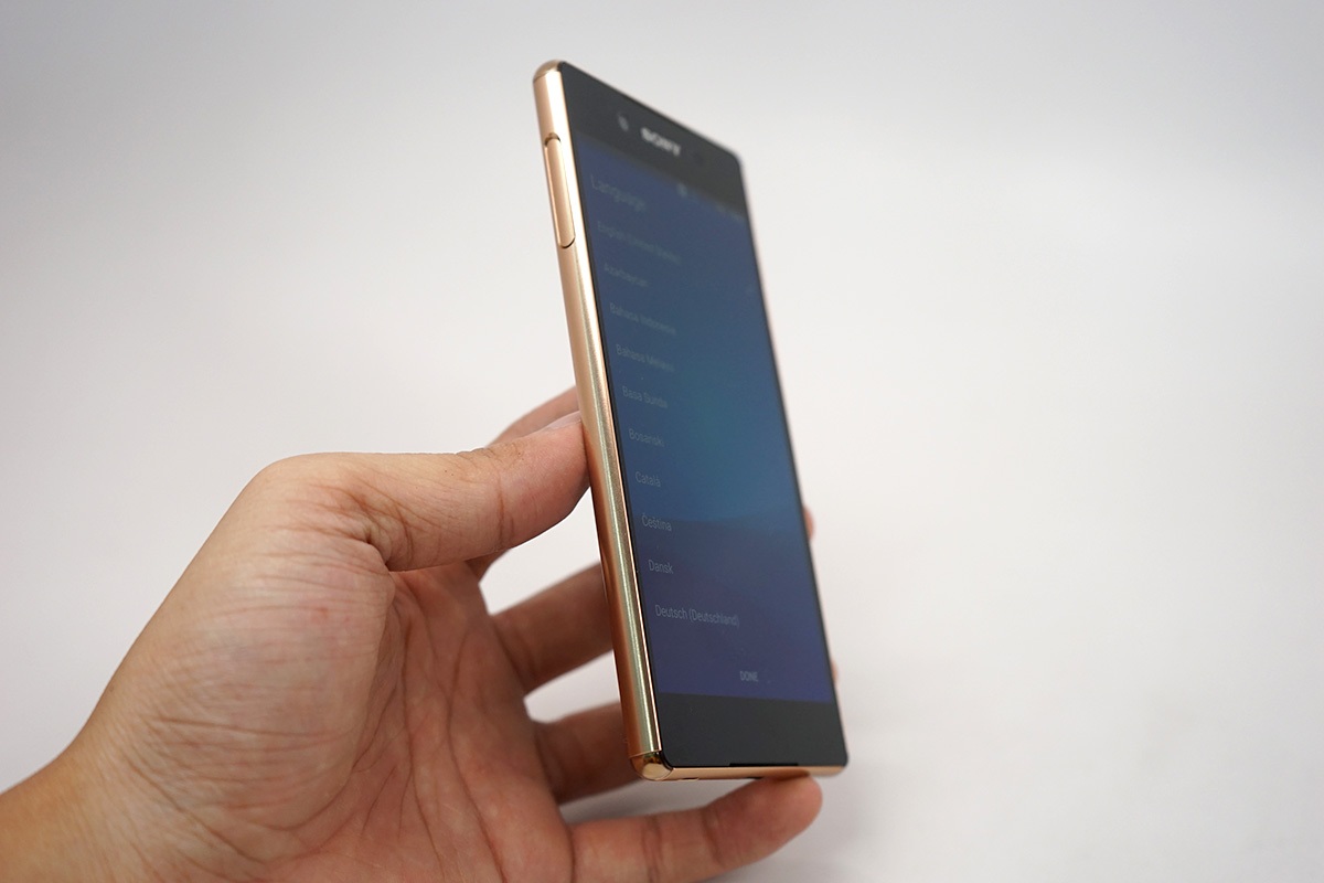 Khe SIM và thẻ nhớ dồn về cạnh trái