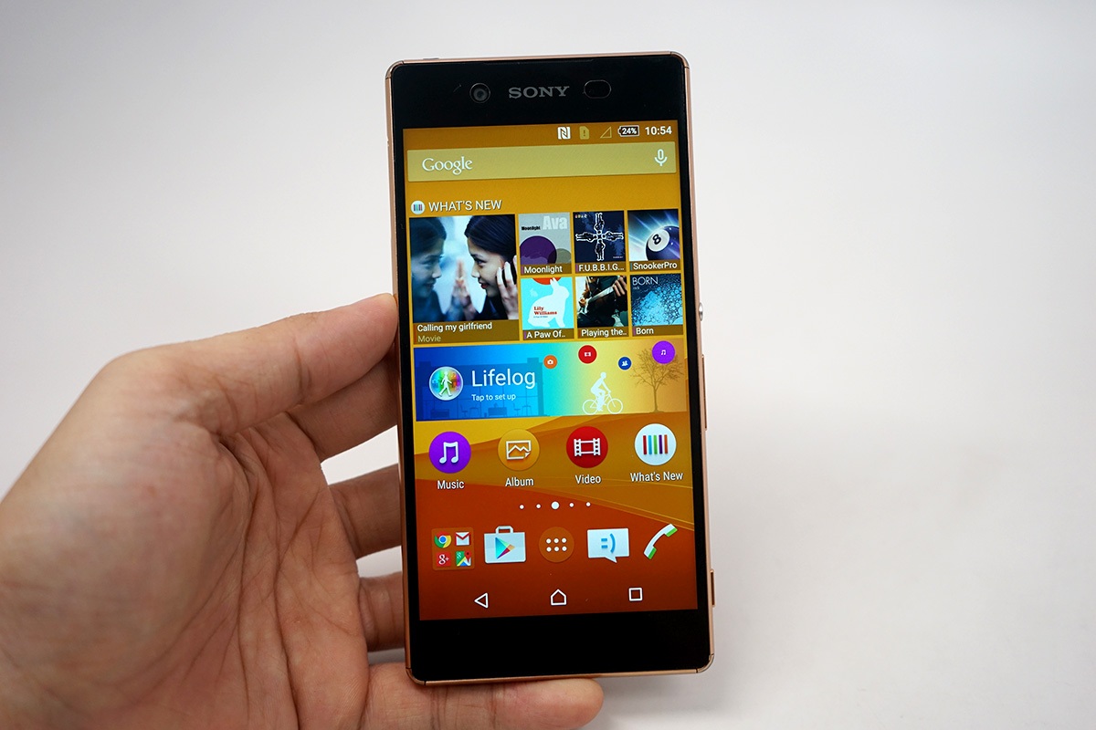 Mặt trước với màn hình 5,2 inch Full HD