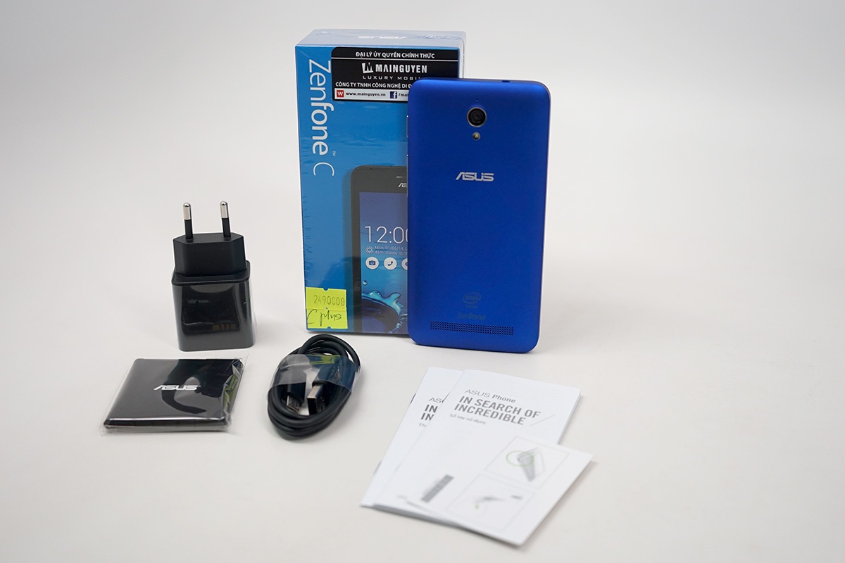 Đập hộp Zenfone C Plus chính hãng tại Việt Nam - 3 Máy đi kèm pin 2.100 mAh và cáp sạc, không có tai nghe