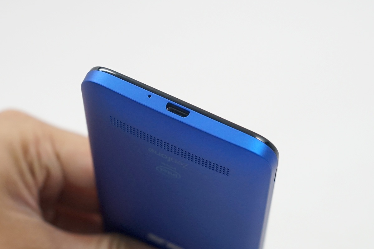 Đập hộp Zenfone C Plus chính hãng tại Việt Nam - 9 Cạnh dưới là cổng sạc và microphone