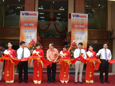 Tạm giam nữ cán bộ ngân hàng để điều tra hành vi lừa đảo - 1
Phòng giao dịch ngân hàng VIB Bãi Cháy, nơi Bùi Phương Thảo từng là thủ quĩ và đã lợi dụng con dấu Đã thu tiền để tạo niềm tin chiếm đoạt nhiều tỉ đồng (Ảnh: Báo Quảng Ninh)