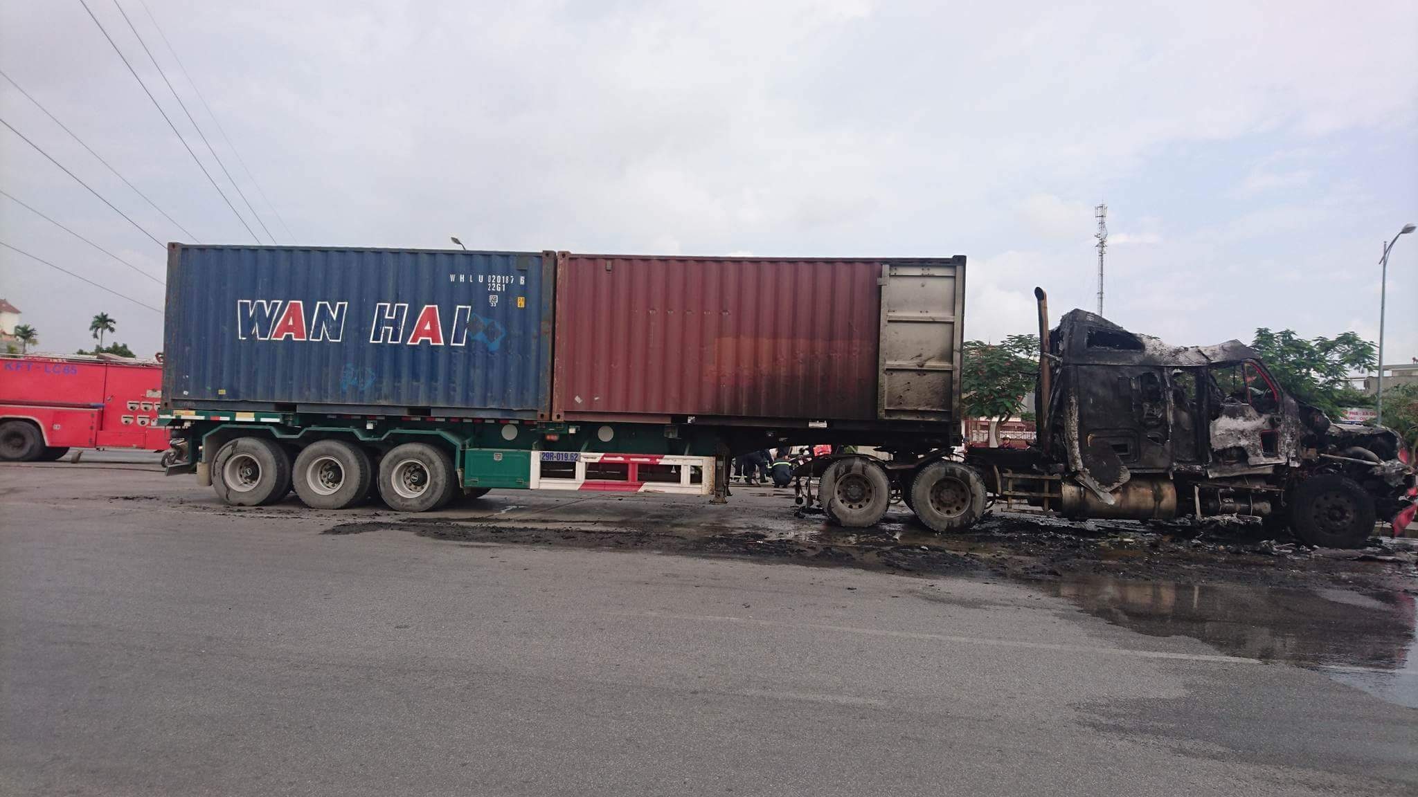 Xe container cháy rụi đầu khi đang lưu thông - 2
Xe container bỗng dưng bốc cháy giữa đường