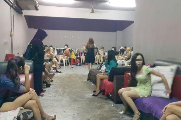 Làm rõ nhân thân 26 phụ nữ Việt được giải cứu khỏi động mại dâm ở Malayisa - 1 Cảnh sát Malaysia giải cứu 41 phụ nữ nước ngoài khỏi động mại dâm trá hình (Ảnh: Thestar)