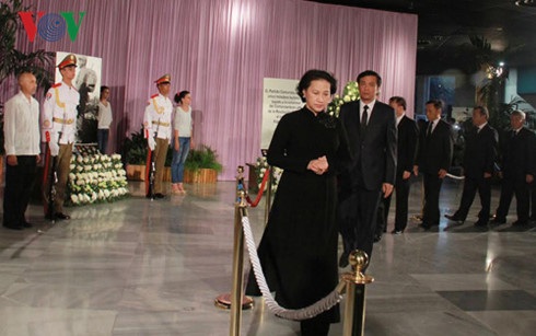 Chủ tịch Quốc hội Nguyễn Thị Kim Ngân viếng lãnh tụ Fidel Castro tại La Havana - 2 Chủ tịch Quốc hội Nguyễn Thị Kim Ngân dẫn đầu đoàn đại biểu Việt Nam đến viếng Lãnh tụ Cuba Fidel Castro (Ảnh: VOV)