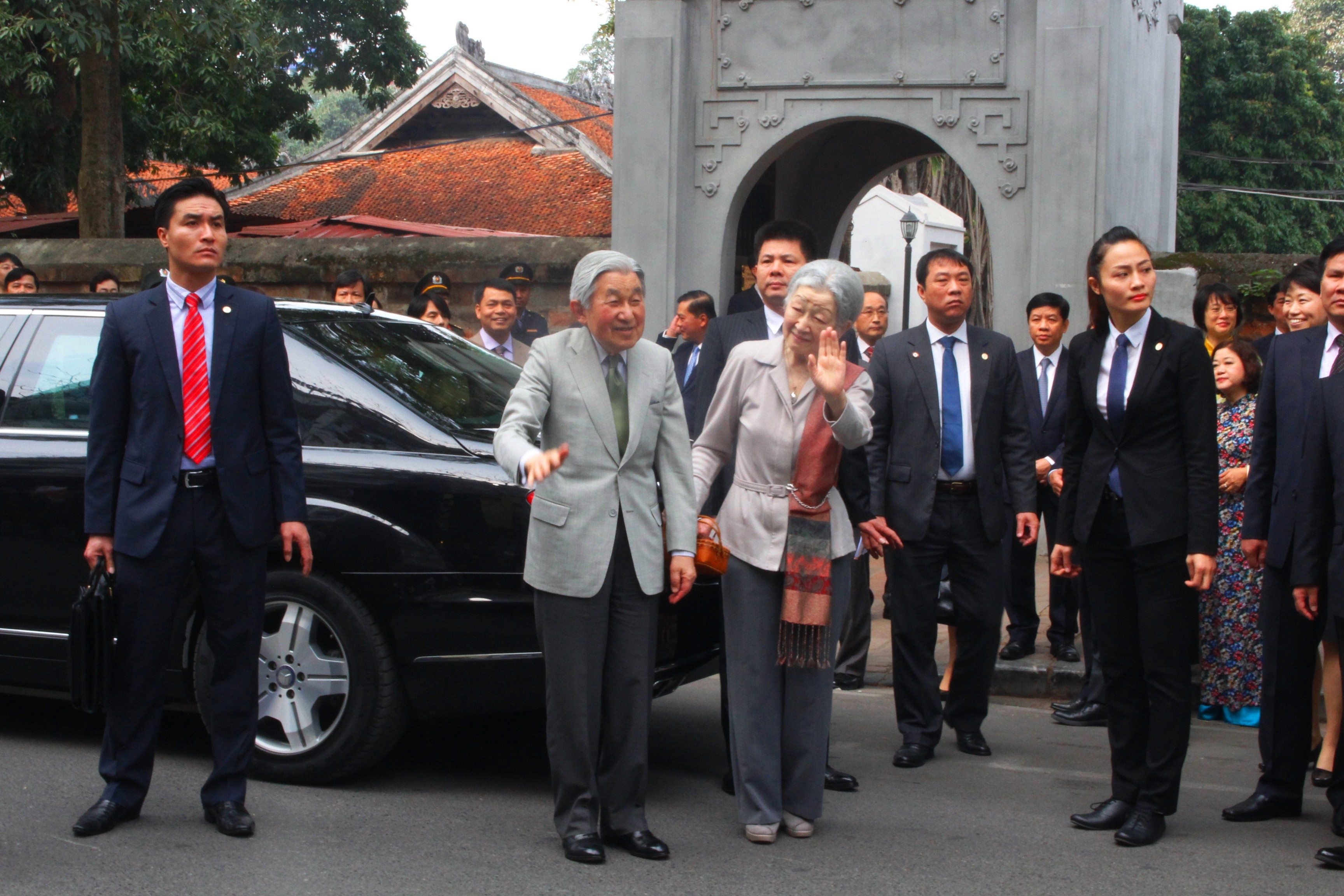 Nhà vua và Hoàng hậu tươi cười vẫy chào mọi người