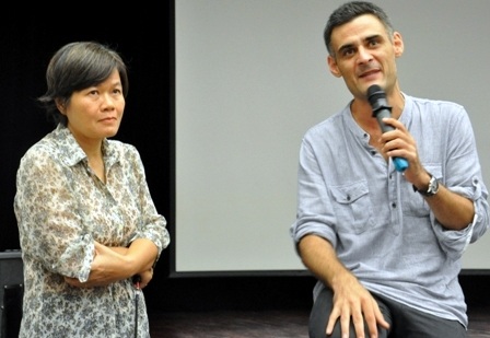 Đạo diễn Nhuệ Giang và ông Phillips Boudoux trong phần giao lưu sau khi chiếu phim