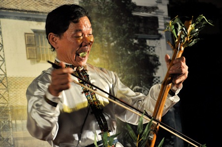 NSƯT Thế Dân với cây đàn tre hai dây độc đáo