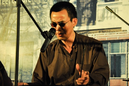 NSƯT Hoàng Anh Tú trong vai ông chồng (ông xẩm mù)