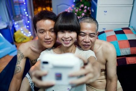 Maika cùng hai nhân vật tham gia dự án “The Pink Choice”