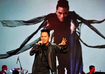 Tùng Dương đã như nhập vào Chiếc khăn piêu (Doãn Nho) và hát với đầy đủ những nội lực của mình