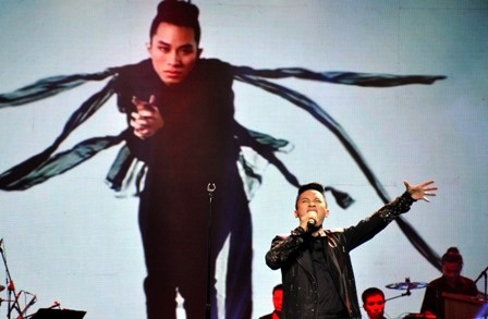 Tùng Dương đã hát lại “Chiếc khăn Piêu” được phối mới theo âm nhạc nhạc world-music