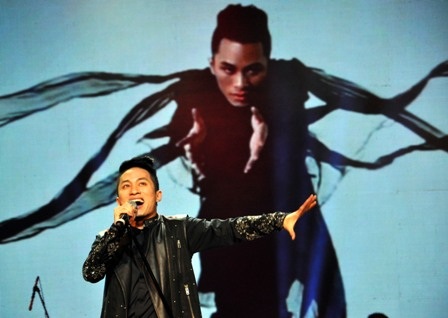 Tùng Dương đã hát lại “Chiếc khăn Piêu” được phối mới theo âm nhạc nhạc world-music