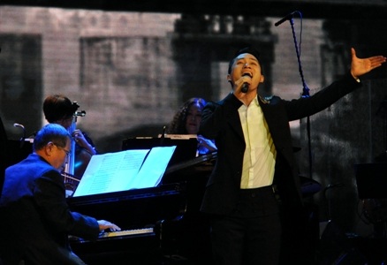 Nhạc sĩ Báo Chấn đệm đàn cho ca sỹ Tùng Dương hát Mong về Hà Nội