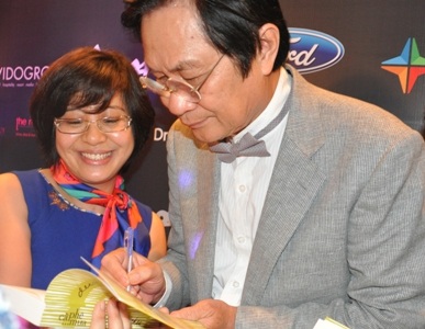 Nhạc sĩ Dương Thụ kí tặng khán giả