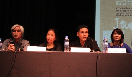 Nhà văn Nguyễn Quỳnh Trang cùng các diễn giả tại buổi tọa đàm