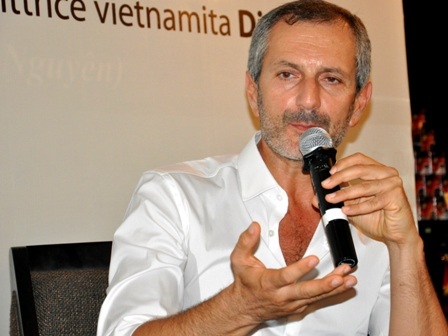 Nhà văn  Gianrico Carofiglio trong buổi giao lưu với độc giả tại Hà Nội