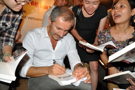 Nhà văn  Gianrico Carofiglio kí tặng độc giả