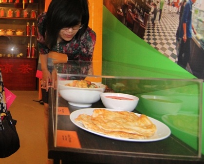 Khách tham quan hào hứng với những món ăn giả trông như thật