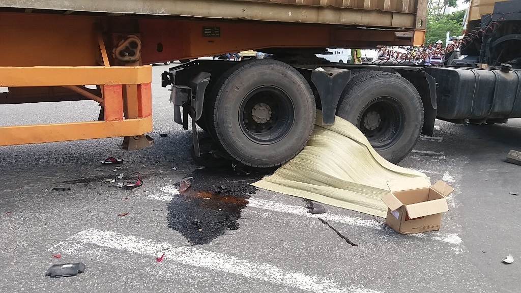 Bị cuốn vào gầm xe container, 2 phụ nữ thương vong - 1 Cả xe máy và người đều bị kẹt giữa 4 bánh xe container