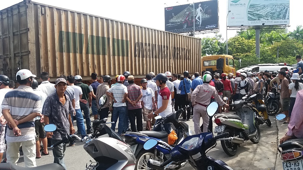 Bị cuốn vào gầm xe container, 2 phụ nữ thương vong - 2 Nhiều người hiếu kỳ tập trung xem vụ tai nạn