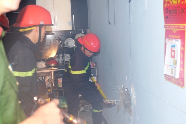 Vì ngôi nhà khóa trái cửa nên lực lượng chữa cháy phải đục tường nhà bên cạnh để đưa vào chữa cháy vào 