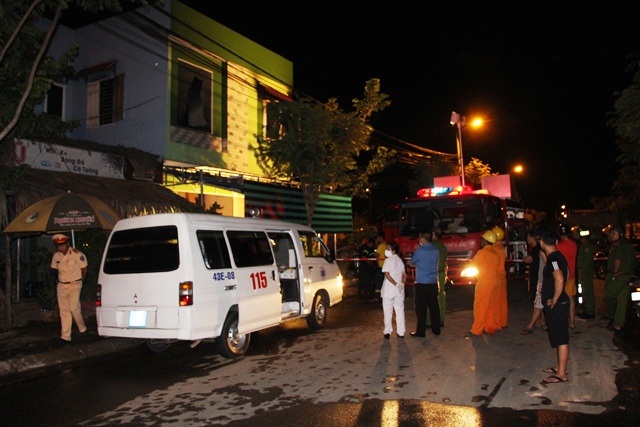 Xe cấp cứu đưa nạn nhân bị bỏng đến bệnh viện 