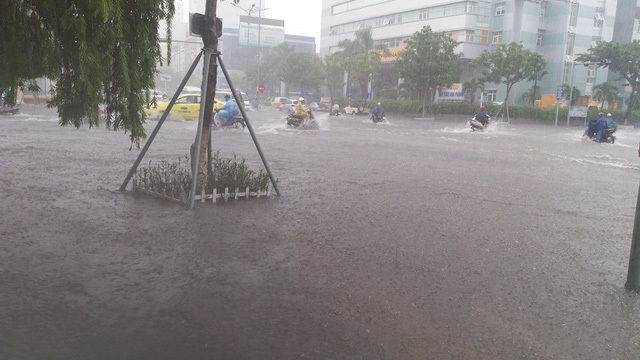 Lũ trên sông khu vực miền Trung - Tây Nguyên đang lên - 1 Đợt mưa vừa qua khiến nhiều tuyến đường của Đà Nẵng ngập nặng