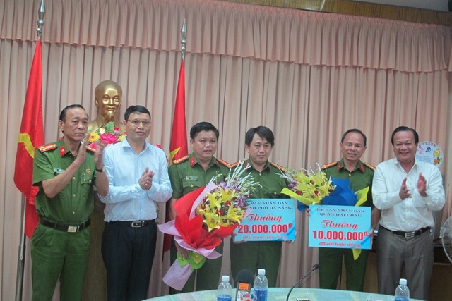 Phó Chủ tịch UBND TP Đà Nẵng Hồ Kỳ Minh thưởng nóng Công an quận Hải Châu vì thành tích phá vụ án đòi nợ thuê đầu tháng 10/2016. 