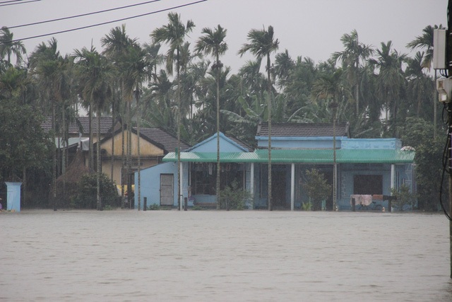 Nhiều khu dân cư ở Quảng Ngãi bị chia cắt trong đợt mưa lũ này (ảnh Bảo An)