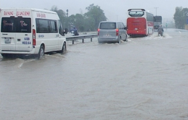 Nha Trang ngập lụt khắp nơi, nhiều nơi tan hoang sau lũ quét - 12 Mưa lớn khiến nhiều tuyến đường ở TT Huế bị ngập (ảnh Đại Dương)