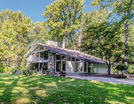 Cận cảnh ngôi nhà thời thơ ấu của Angelina Jolie - 1 Ngôi nhà thời thơ ấu của Angelina Jolie đang được rao bán