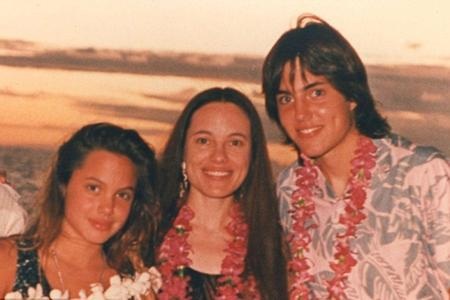 Cận cảnh ngôi nhà thời thơ ấu của Angelina Jolie - 2 Bà Marcheline Bertrand, mẹ Angelina Jolie chụp ảnh cùng hai con