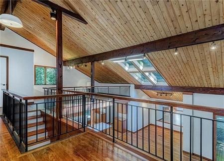 Cận cảnh ngôi nhà thời thơ ấu của Angelina Jolie - 5 Người chủ nhân gần nhất là Eugene Kohn đã mua ngôi nhà với giá 1.2 triệu đô la