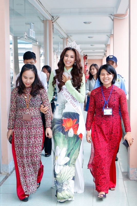 Hoa hậu Phạm Hương xúc động khi về thăm trường - 1 Hoa hậu Phạm Hương xúc động khi về thăm trường - 1