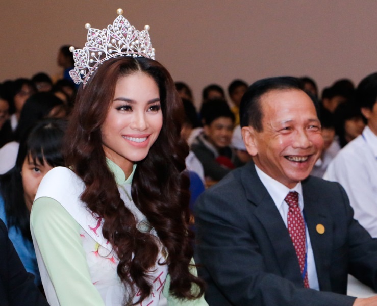 Hoa hậu Phạm Hương xúc động khi về thăm trường - 5 Hoa hậu Phạm Hương xúc động khi về thăm trường - 5