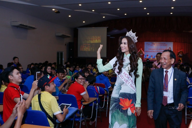 Hoa hậu Phạm Hương xúc động khi về thăm trường - 4 Hoa hậu Phạm Hương xúc động khi về thăm trường - 4